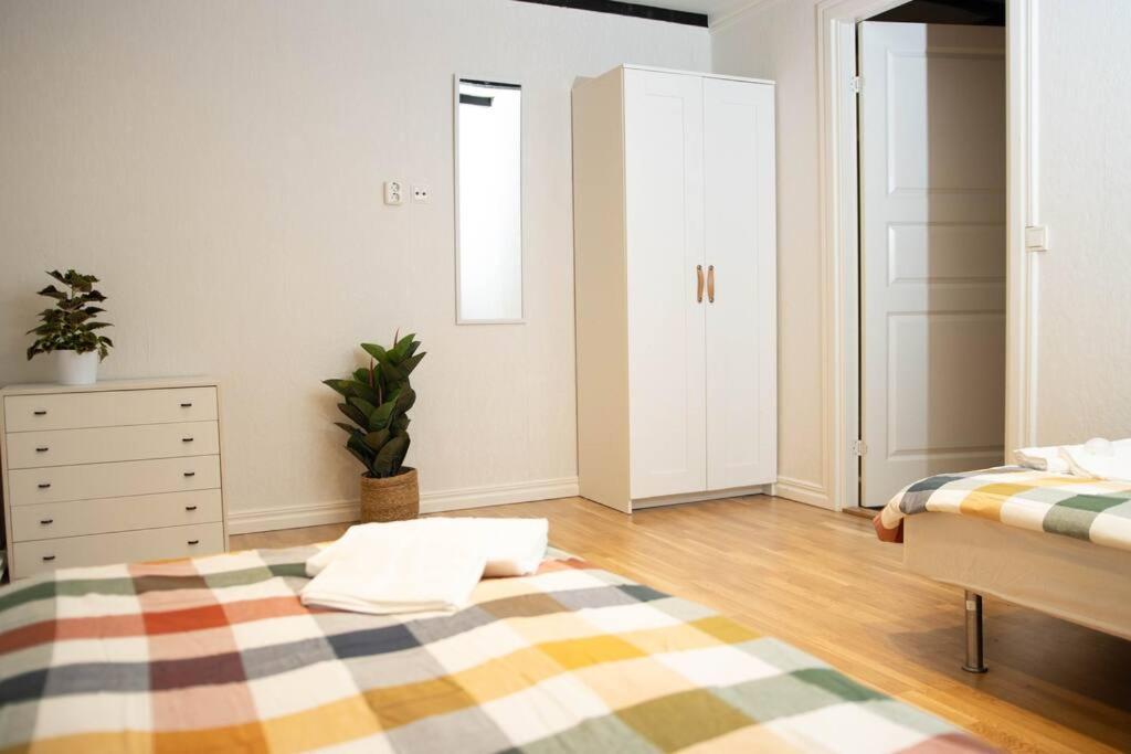 Historical Malt Factory Apartment, 6 Bedrooms, Sleeps 12 , Hot Tub Helsingborg Kültér fotó